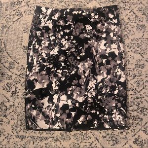 Black and White Floral Pencil Skirt - size 8 - Adrianna Pappel